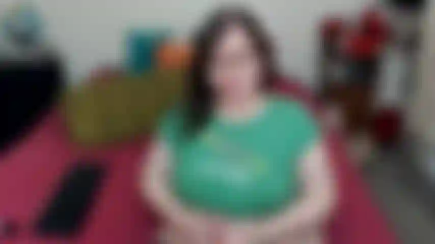 Titty deja caer y acaricia *sin sonido*.