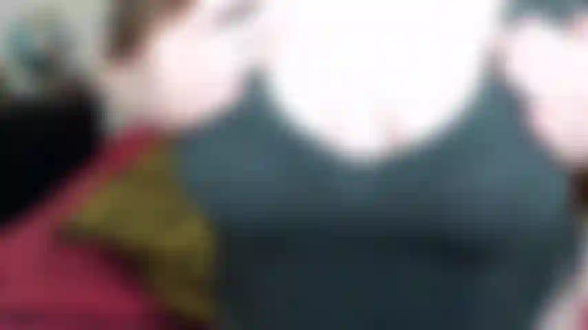 Juego sensual con los pechos en un suéter gris *sin sonido*.