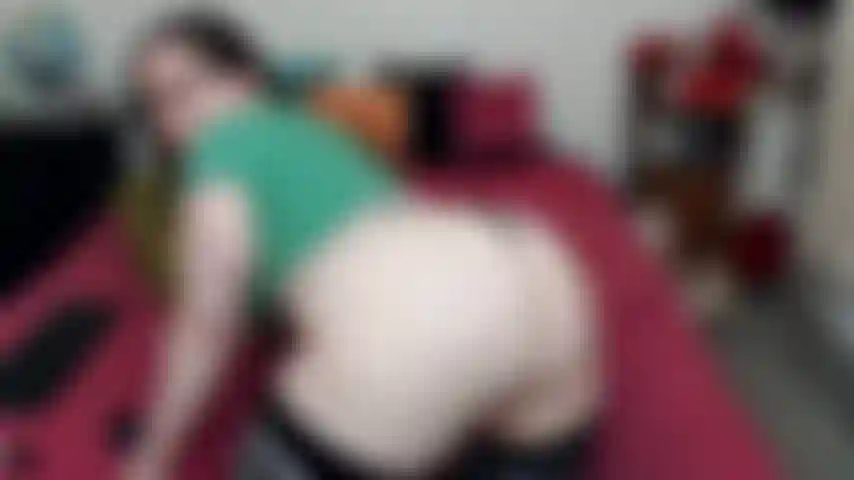 Twerking en tanga negra y top verde *sin sonido*.