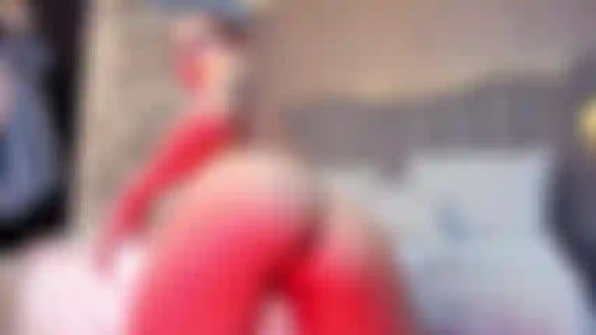 Jugando con mi culito prieto.