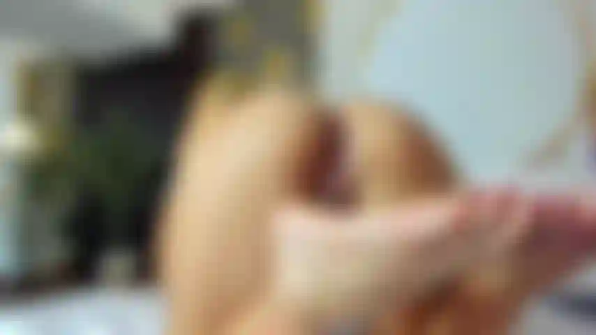 Abro mi coño mojado y me chupo los pies de una manera muy caliente.!