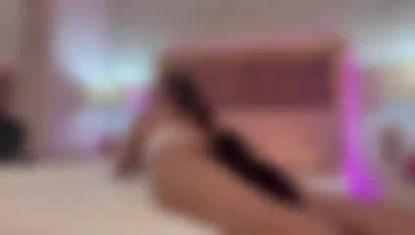 Jugando con mis dos juguetes favoritos, uno en mi culo y el otro follando mi coño.