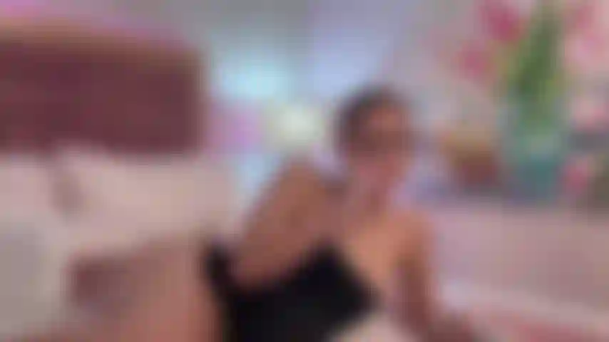 Solo yo, mi cama y mi juguetito favorito.