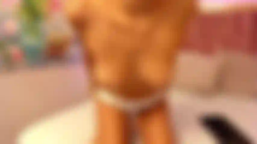 Juego completo con mi coño mojado, ¡me quemo de placer!