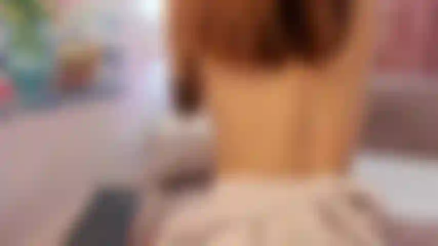 Chica pequeñita estrangulada con una polla enorme y luego termina siendo follada.