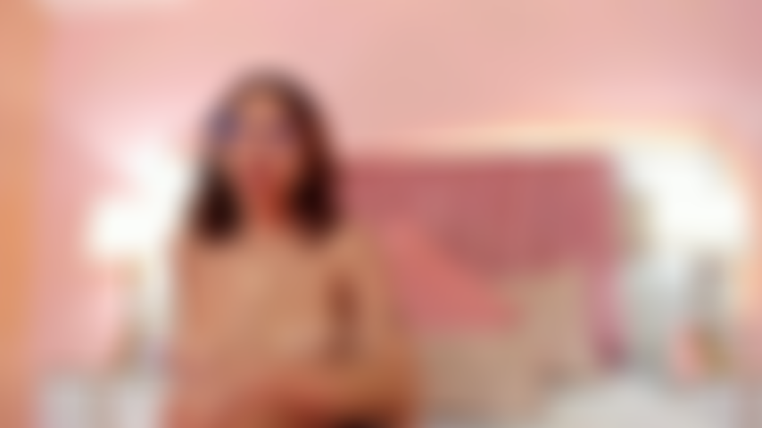 Tan pequeña, tan nada y con la boca llena tal como a ti te gusta.