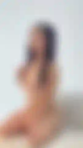 Mis manos recorren cada curva de mi cuerpo, deslizándose lentamente mientras mi piel se estremece con cada caricia.