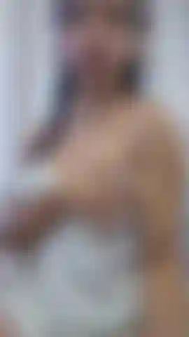 Dejaré caer mi tohalla y disfrutarás de mi juego con mis dedos en el coño.