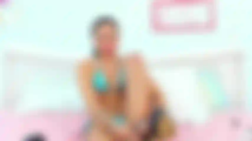 Me follo el coño calzando mis tacones.