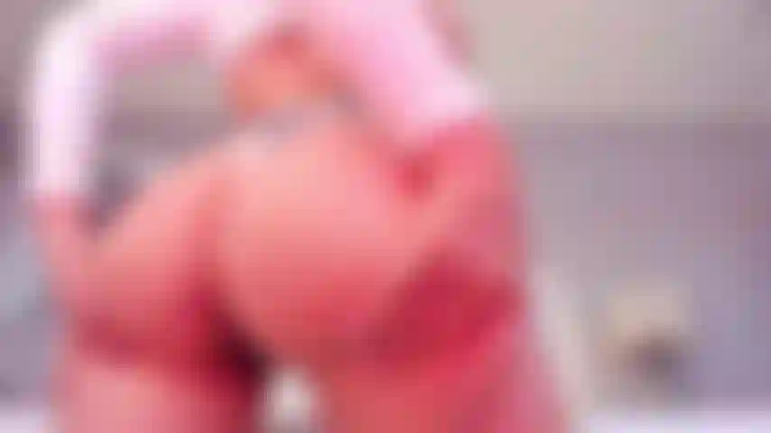 Mis bragas de rayas esconden algo maravilloso! Prepárate para ver como me follo el coño.
