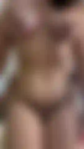 Primero mira mis tetas, luego come tu polla.