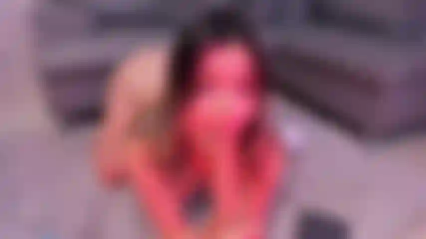 Una deliciosa mamada con un poco de saliva y luego... Un coñito con un poco de lefa.