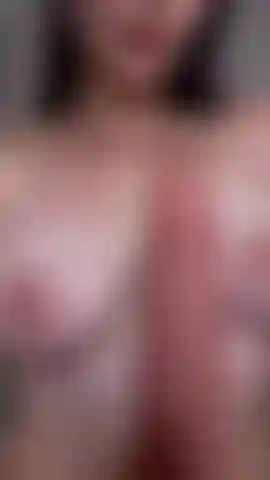 Tu polla me pone caliente, entre mis tetas te ves mejor.