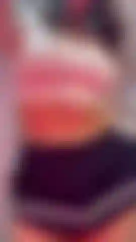 Falda corta, braguita blanca y... Tetas fuera.