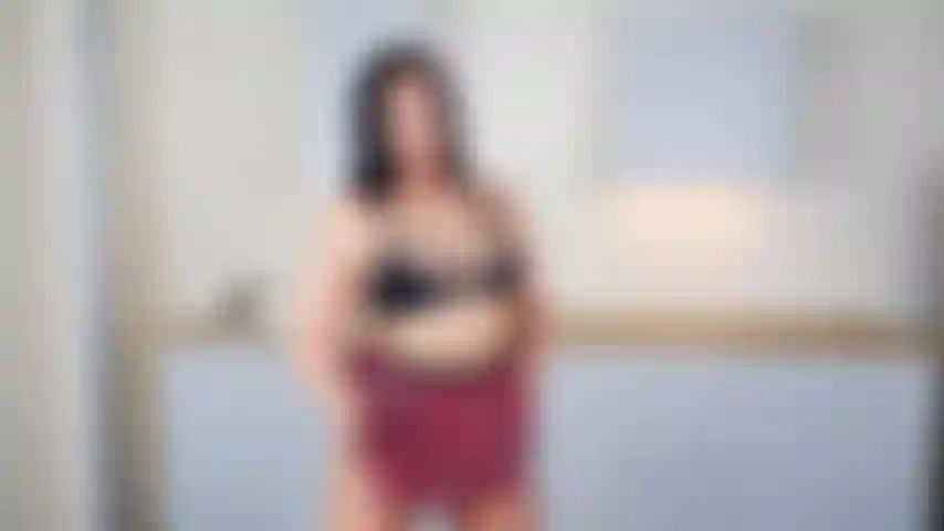 Sexy falda de tartán, striptease hasta quedar completamente desnuda.
