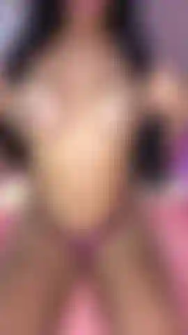 Muestra las tetas muy caliente.
