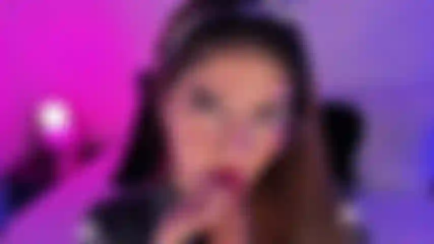 Esta chica es muy caliente y juega con tu polla hasta que ambos os corráis.