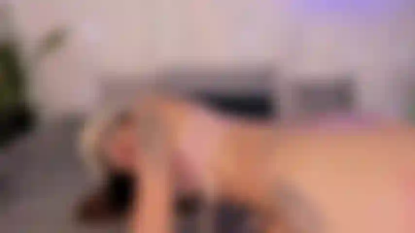 Chica elástica y caliente se masturba su estrecho y húmedo coñito mientras no hay nadie en casa.