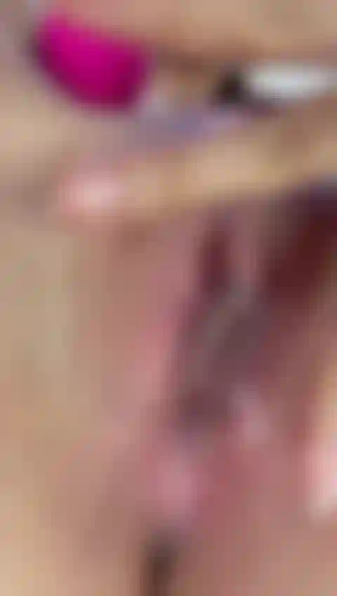 Chupando mi consolador después de follarlo.