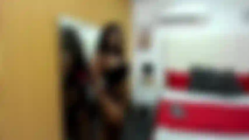 Seduciéndote con un striptease sensual y atrevido, para ponerte tan cachondo que me hagas masturbar mi coño y hacerlo vibrar hasta que se moje de tanto placer.