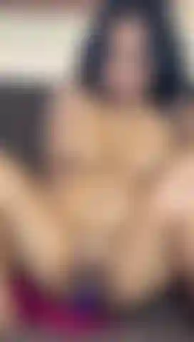 Pongo todo mi juguete por mi coño duro.