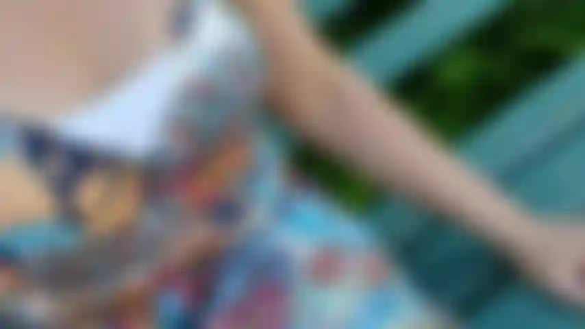 Muschi al aire libre, desnuda en un parque público.