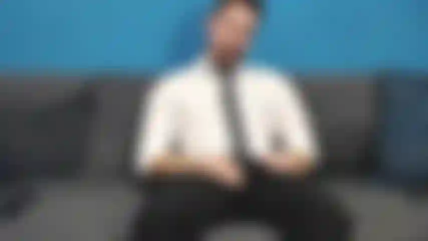 Un hombre muestra su coño para papá.