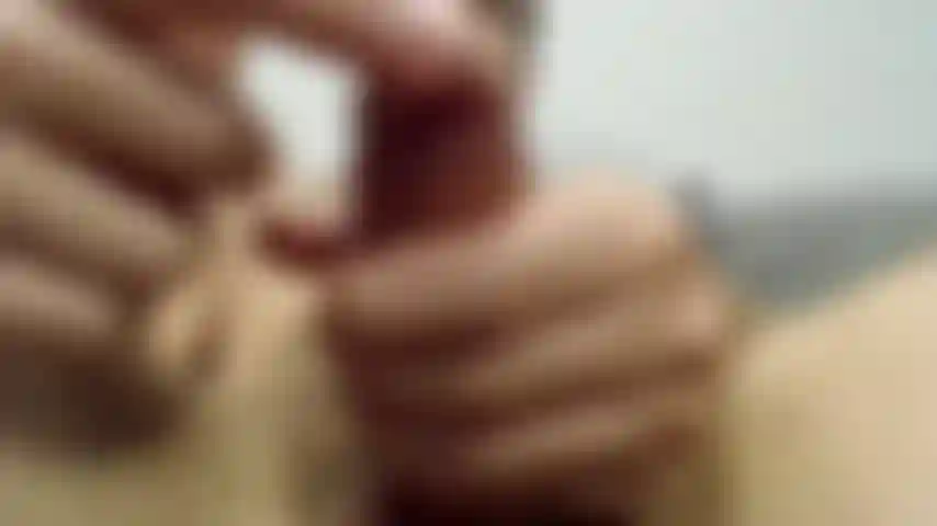 Primer plano pov de una polla sin cortar.