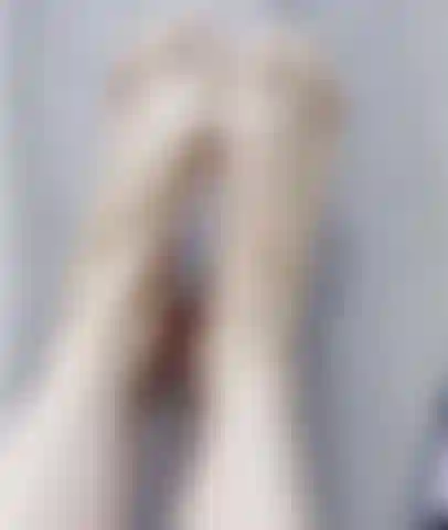 Masajeándome los pies con crema hidratante. ¡Sin olvidar entre los dedos!