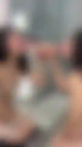 Dulce chica lamiendo el semen de una polla dura #blowjob #deepthroat #hot.