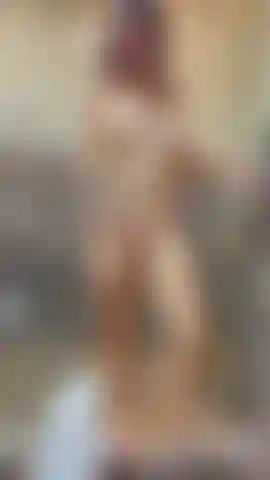 Jugando con mi coño en una ducha mojada.