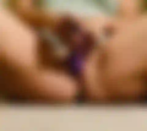 Orgasmo silencioso para no despertar a mi compañero de cuarto jeje.