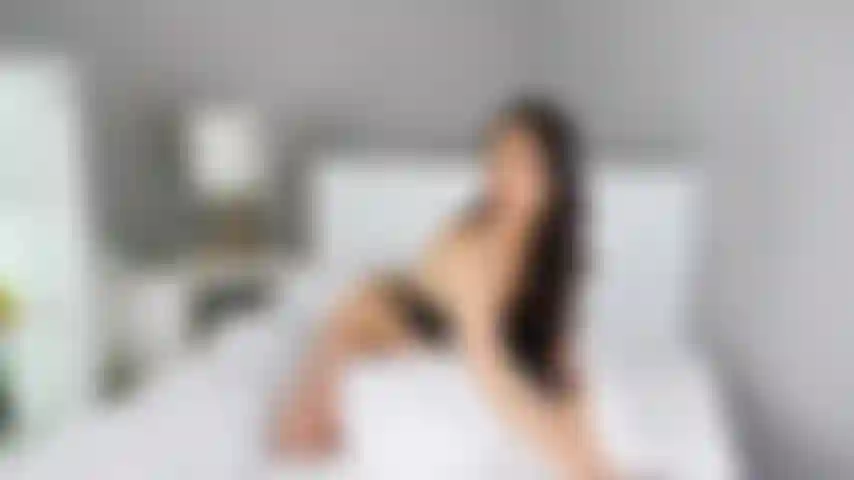 Desnudándome en la cama mostrando mi cuerpo sexy.