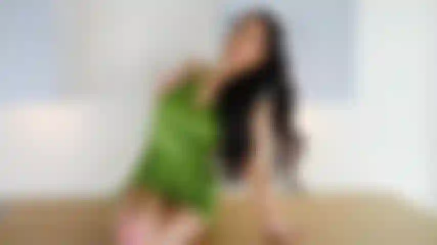 Desnudándome de mi sexy vestido verde en la cocina.