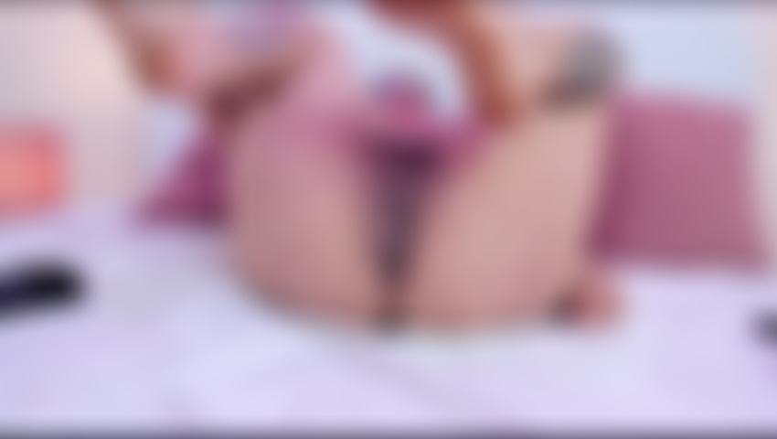 Abro mi coño y gimo tu nombre mientras mis dedos hacen el resto.