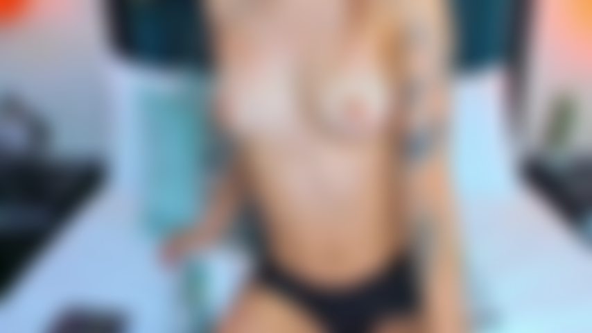 Me oyes lo mojada que estoy? Cada vez que la toco, se pone más sucia. Está tan desesperada por ser llenada, estirada y usada que sabe que quieres arruinarla.