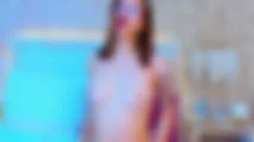 Mi juguete vibra en mi coño y mis tetas rebotan, son todas tuyas.