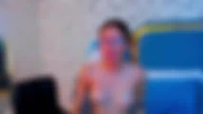 Mis tetas saltarinas y mi coño caliente son una invitación que no puedes rechazar.