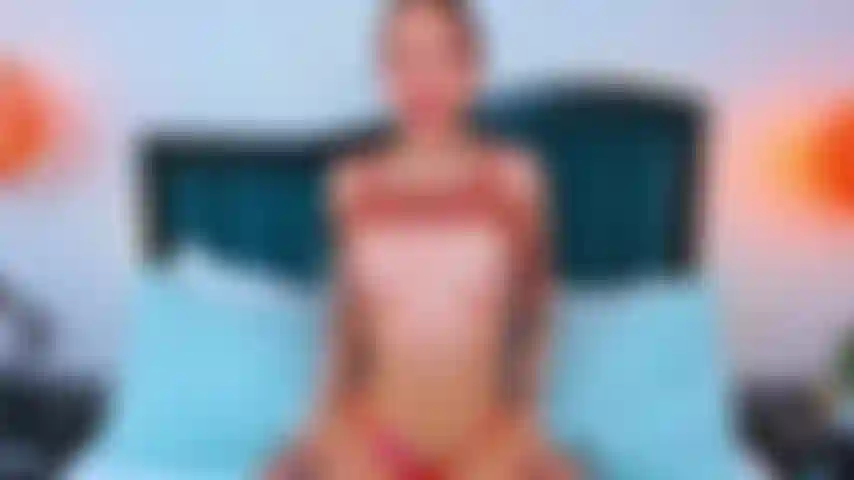 Estoy empapada y, cuando ya no puedo más, aprieto fuerte mis tetas y las follo mientras gimo desconsoladamente... Pura calentura y leche imaginaria entre mis curvas.