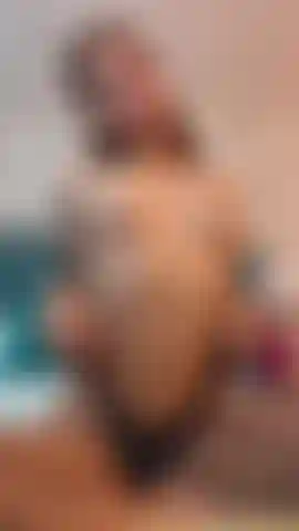 Hagamos que mis tetas reboten para ti bebé.