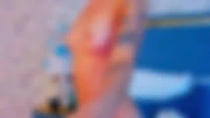 Mi gran culo se mueve al ritmo de tu polla deja que mis jugosas nalgas reboten encima de tu polla mientras mis tetas gritan por tus lamidas.