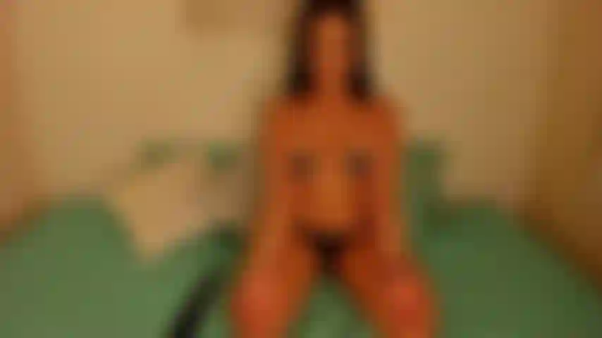 Azotando mi gran culo caliente.