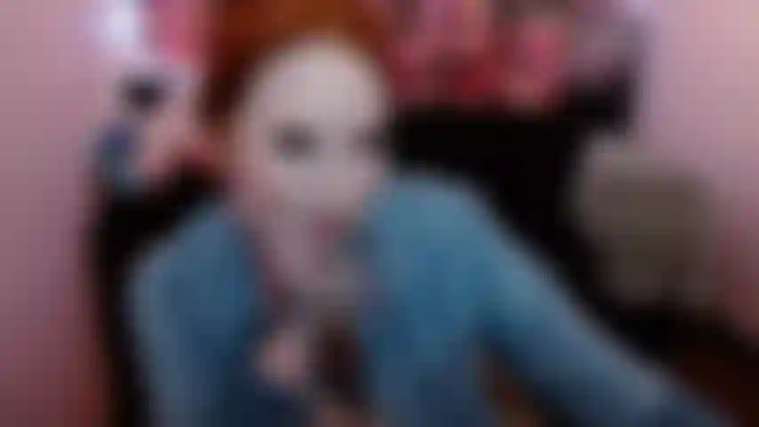 Gf te hace una mamada descuidada y con arcadas.