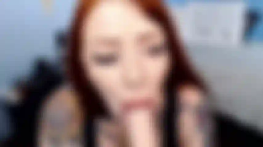 Puta pelirroja hace mamada descuidada.