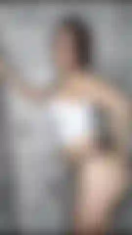 Digitación y squirt en la ducha.