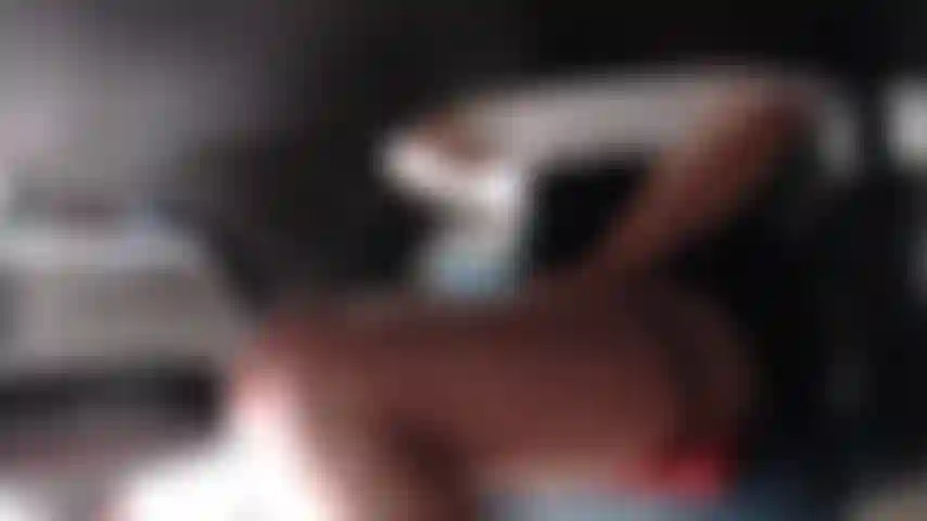 Toqueteando debajo del escritorio.