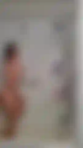 Ven a la ducha conmigo, ponme toda jabonosa y mírame correrme fuerte para ti con mi cabezal de ducha desmontable! Mucho culo, tetas y yo toda mojada!