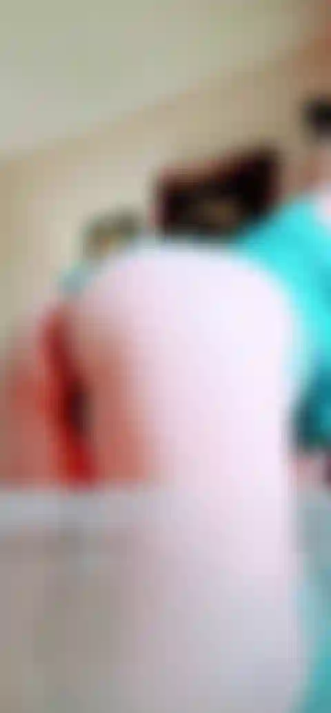 Haciendo twerking en cámara lenta con los pies/dedos de los pies de cerca.