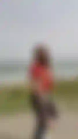 Kinky -afuera: mira mis tetas rebotando.