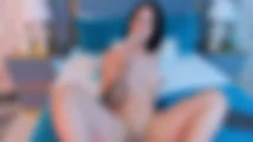 Estoy muy cachonda y lista para que me follen profundamente, quiero que mis tetas se muevan y mi coño arda de placer. Quiero sentir tu polla llenando cada rincón de mí, mientras mis curvas se tensan y se sacuden con cada embestida.